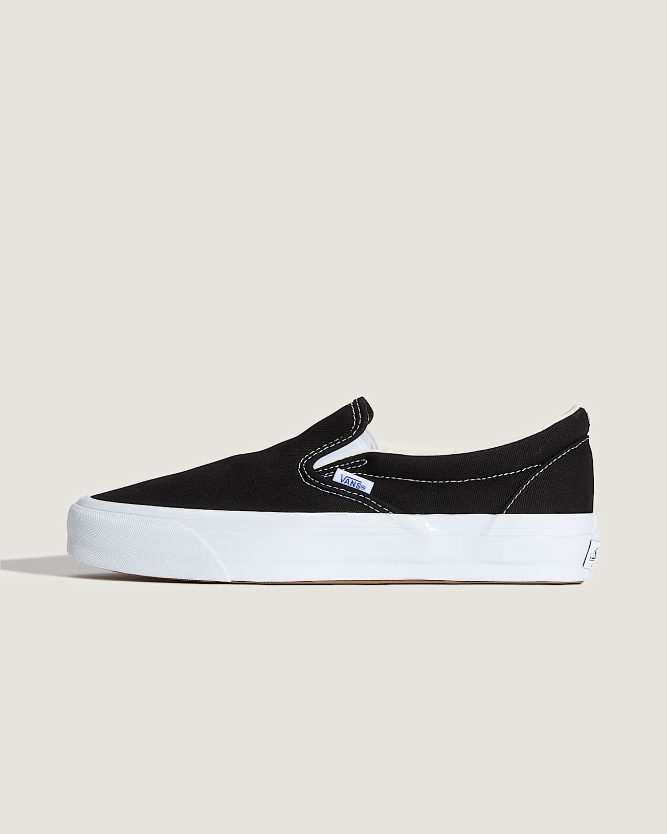 BLACK/WHITE