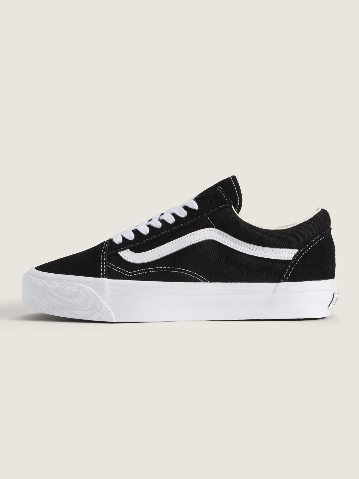 BLACK/WHITE