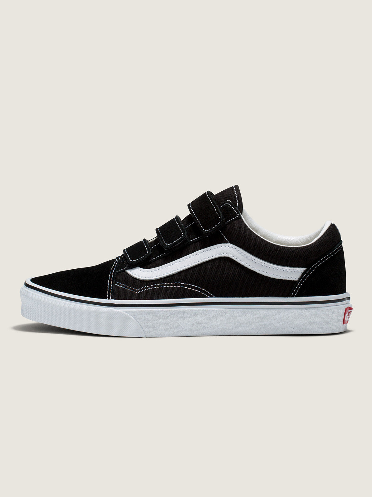 BLACK/TRUE WHITE